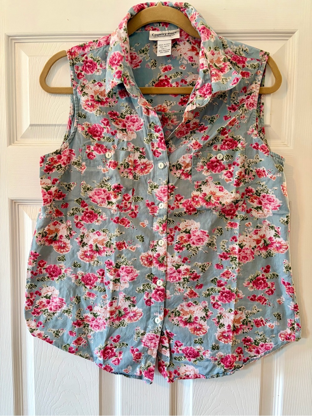 Country Store Blue Sleeveless Floral Button-Down Top